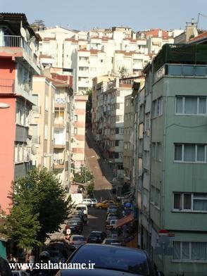 یکی از کوچه های فرعی با شیب تند (به ماشین جلوی کادر و عمق قاب توجه کنین!)